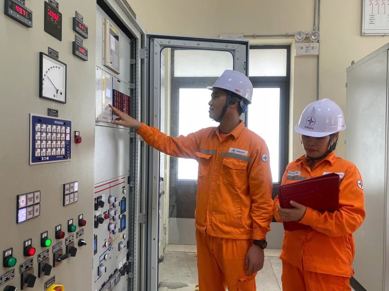 Workers from Hung Yen Power Company's 110kV station check the remote control cabinet in the central control room.