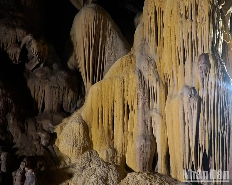 The stalactites in the shapes like humans are very mysterious.