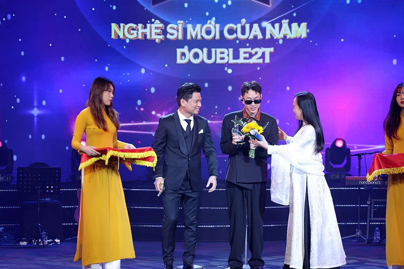 Double2T receives the New Artist of the Year Award. Double2T receives the New Artist of the Year Award.