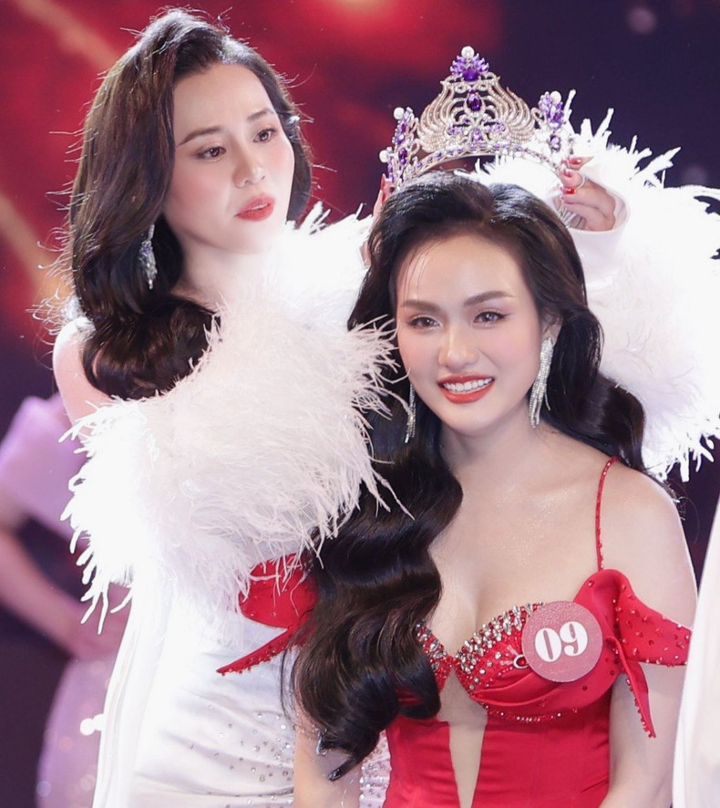 Miss International Phan Kim Oanh presents a crown to 2024 Mrs Earth Vietnam Vu Thi Hoa. (Photo courtesy of the organising committee) Miss International Phan Kim Oanh presents a crown to 2024 Mrs Earth Vietnam Vu Thi Hoa. (Photo courtesy of the organising committee)