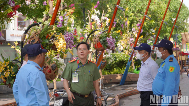 Before the opening, the City’s authorities came to inspect the arrangement work for the flower street. Before the opening, the City’s authorities came to inspect the arrangement work for the flower street.