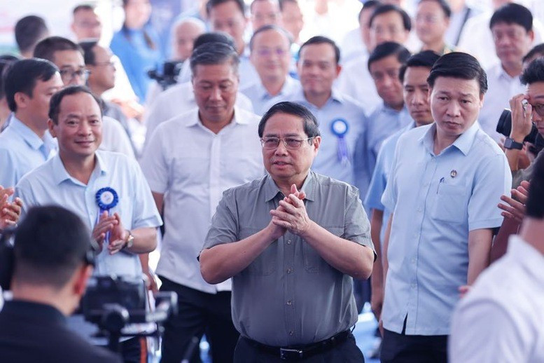 Prime Minister Pham Minh Chinh (C) attends the inauguration ceremony at the main venue in Hung Yen (Photo: NDO)