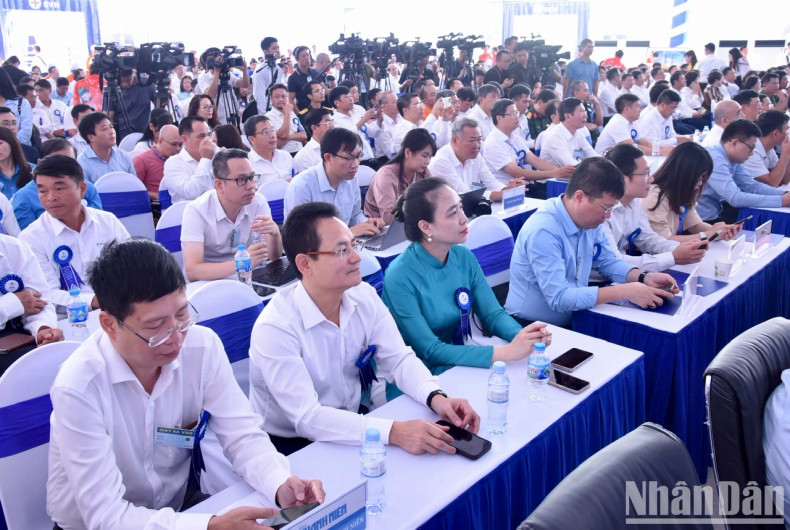 The delegates attend the ceremony. The delegates attend the ceremony.