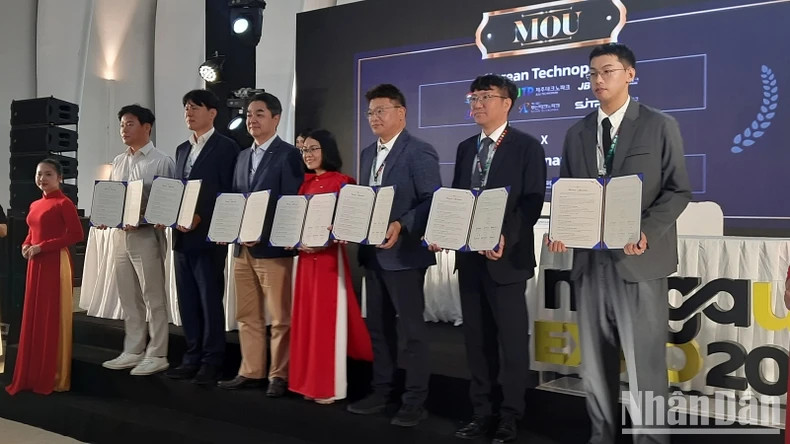 The signing ceremony of memoranda of understanding between the RoK and Vietnamese agencies at the event. (Photo: NDO)