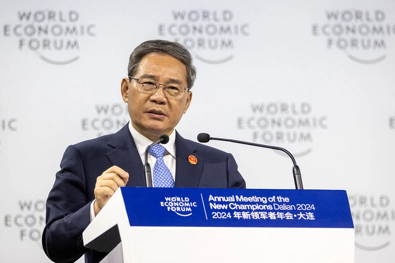 Chinese PM Li Qiang delivers remarks at the plenary session.