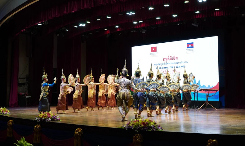Cambodian artists perform a traditional Khmer dance. (Photo: Nguyen Hiep)