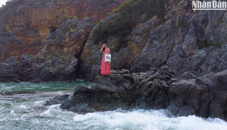 Many visitors choose to walk along the nearly 2km-long beach, sightsee, and take photos to capture impressive moments. Many visitors choose to walk along the nearly 2km-long beach, sightsee, and take photos to capture impressive moments.