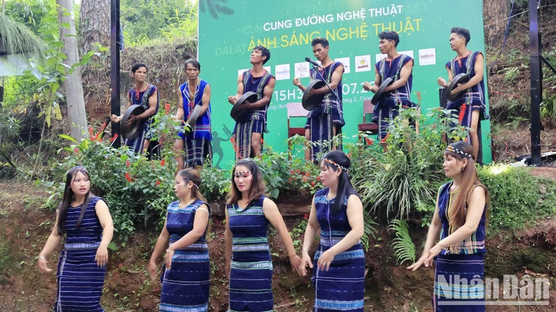 A gong performance paired with a Southern Central Highlands dance at the second edition of Da Lat Art Street. A gong performance paired with a Southern Central Highlands dance at the second edition of Da Lat Art Street.