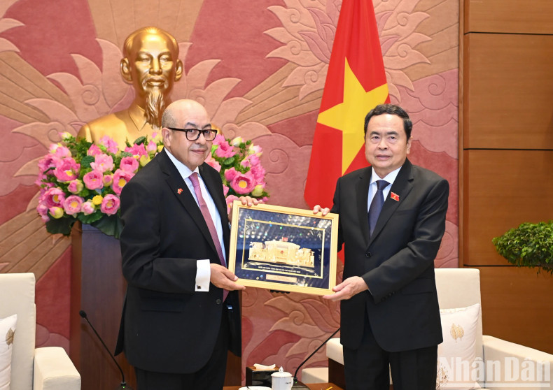 NA Chairman Tran Thanh Man presents a souvenir to Secretary-General of the Moroccan House of Representatives Najib El Khadi. NA Chairman Tran Thanh Man presents a souvenir to Secretary-General of the Moroccan House of Representatives Najib El Khadi.