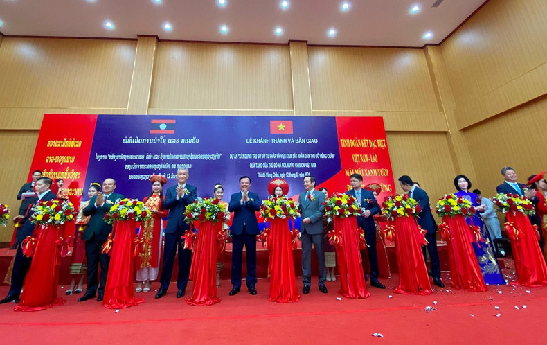 Leaders of Hanoi and Vientiane cut the ribbon to inaugurate and hand over the headquarters. (Photo: hanoimoi.vn) Leaders of Hanoi and Vientiane cut the ribbon to inaugurate and hand over the headquarters. (Photo: hanoimoi.vn)