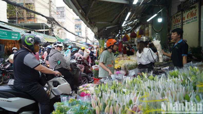Ho Thi Ky flower market mainly wholesales and distributes to stores, so prices are often cheaper.