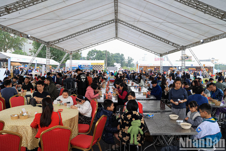 According to the organising board, nearly 5,000 bowls of ‘pho’ were sold by 9am. The 2024 ‘Pho’ Festival featured many attractive activities to promote ‘pho’ culture. According to the organising board, nearly 5,000 bowls of ‘pho’ were sold by 9am. The 2024 ‘Pho’ Festival featured many attractive activities to promote ‘pho’ culture.
