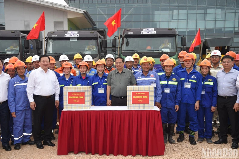 Prime Minister Pham Minh Chinh presents gifts to engineers and workers who involve in the construction of the T2 terminal of the Hanoi-based Noi Bai International Airport (Photo: NDO)