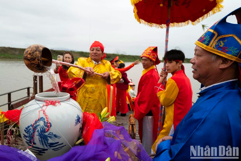 The ritual shows the villagers’ gratitude and respect for ancestors who made contributions to the nation and people. The ritual shows the villagers’ gratitude and respect for ancestors who made contributions to the nation and people.