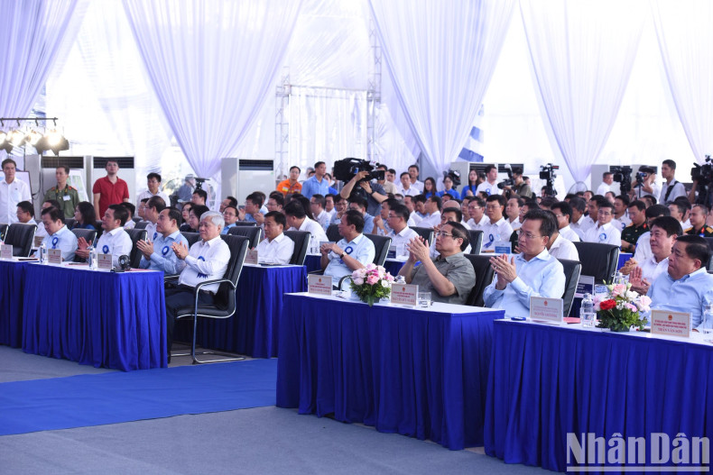 PM Pham Minh Chinh and other delegates attend the inauguration ceremony for the Circuit-3 500kV transmission line at the main venue in Pho Noi. PM Pham Minh Chinh and other delegates attend the inauguration ceremony for the Circuit-3 500kV transmission line at the main venue in Pho Noi.