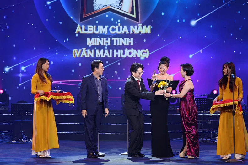 Van Mai Huong and Hua Kim Tuyen are honoured with the Album of the Year Award. Van Mai Huong and Hua Kim Tuyen are honoured with the Album of the Year Award.