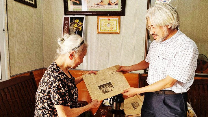 Dung presents the issue of Nhan Dan Newspaper to Vu Thi Bich Lien in Nam Dinh City. Dung presents the issue of Nhan Dan Newspaper to Vu Thi Bich Lien in Nam Dinh City.