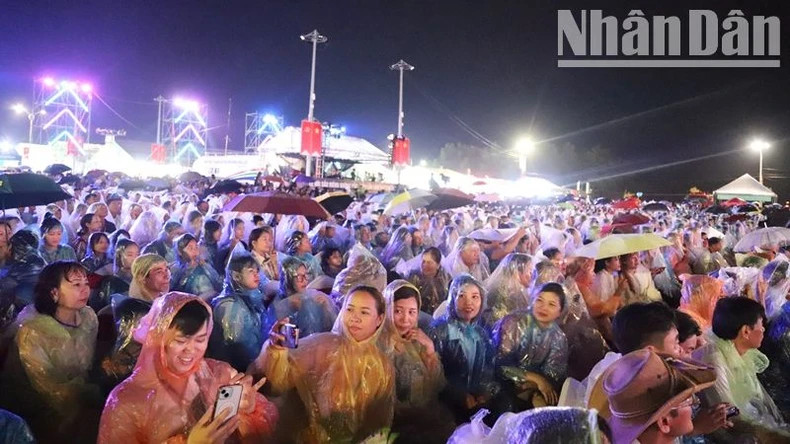 Despite the rains, the opening night of Krong Pac Durian Festival 2024 attracted a large crowd of local residents and visitors. Despite the rains, the opening night of Krong Pac Durian Festival 2024 attracted a large crowd of local residents and visitors.