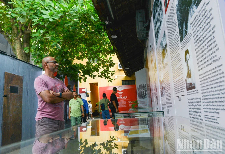 The contents are printed in Vietnamese and English, to help foreign visitors gain a deeper understanding of the resilient spirit and heroic sacrifices of these outstanding individuals for the country's independence and freedom. The contents are printed in Vietnamese and English, to help foreign visitors gain a deeper understanding of the resilient spirit and heroic sacrifices of these outstanding individuals for the country's independence and freedom.