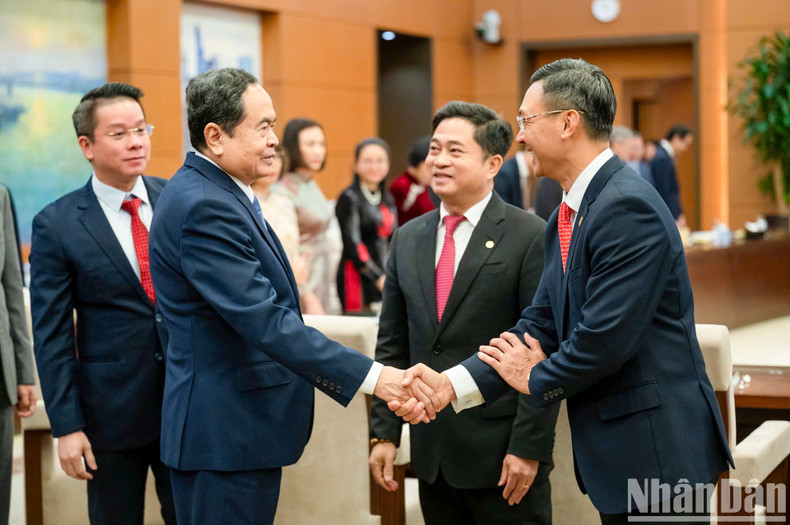 NA leader Tran Thanh Man and ambassadors and heads of Vietnam's representative offices abroad at the meeting.