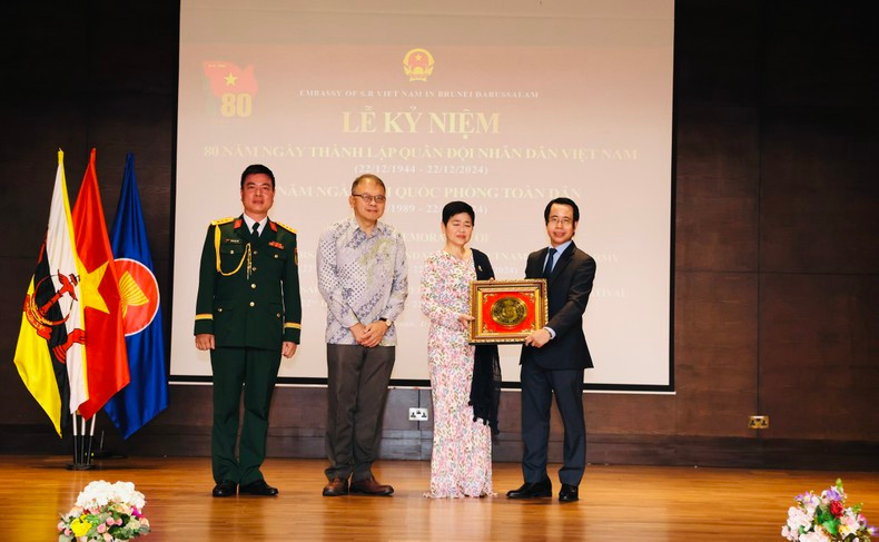 Ambassador Tran Anh Vu presents a gift to Permanent Secretary of the Ministry of Defence of Brunei Poh Kui Choon.