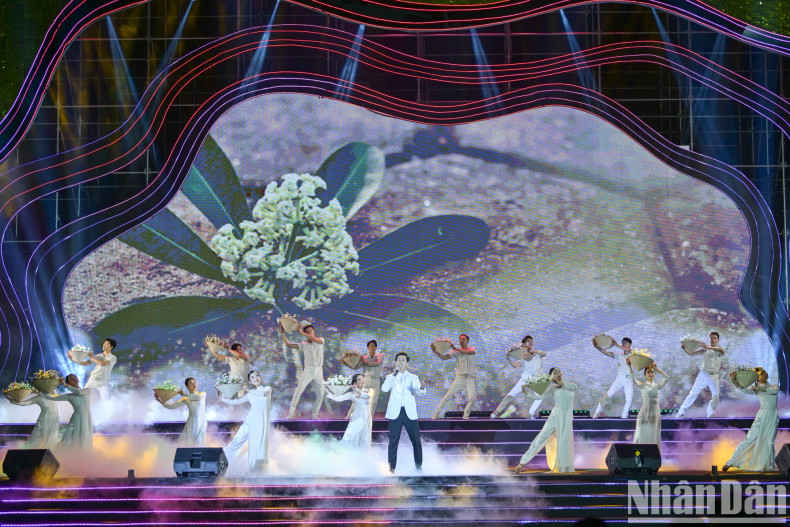 The highlights of the opening ceremony included the performances by renowned singers such as Hoa Minzy, Duc Phuc, Dinh Manh Ninh, Vu Thang Loi, Le Anh Dung, and Bui Le Man. The highlights of the opening ceremony included the performances by renowned singers such as Hoa Minzy, Duc Phuc, Dinh Manh Ninh, Vu Thang Loi, Le Anh Dung, and Bui Le Man.