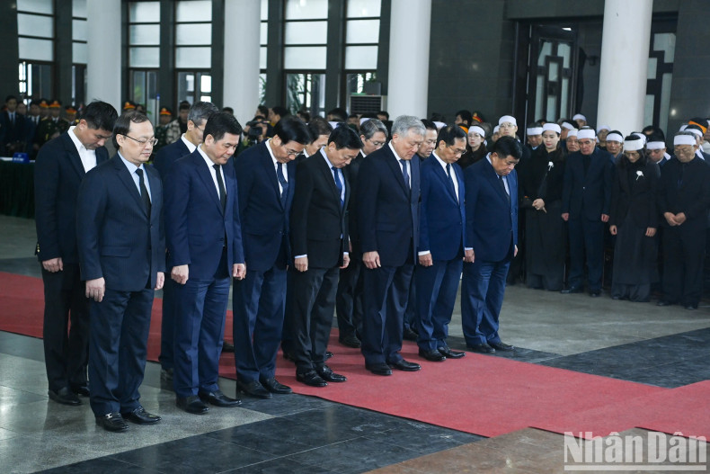 The delegation of the Government of the Socialist Republic of Vietnam, led by Standing Deputy Prime Minister Nguyen Hoa Binh, pays respects to General Nguyen Quyet. The delegation of the Government of the Socialist Republic of Vietnam, led by Standing Deputy Prime Minister Nguyen Hoa Binh, pays respects to General Nguyen Quyet.