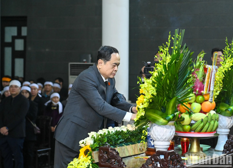 National Assembly Chairman Tran Thanh Man pays tribute to General Nguyen Quyet. National Assembly Chairman Tran Thanh Man pays tribute to General Nguyen Quyet.