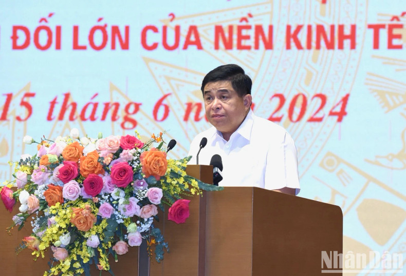 Minister of Planning and Investment Nguyen Chi Dung gives a report on the contributions of the State-owned enterprises. Minister of Planning and Investment Nguyen Chi Dung gives a report on the contributions of the State-owned enterprises.