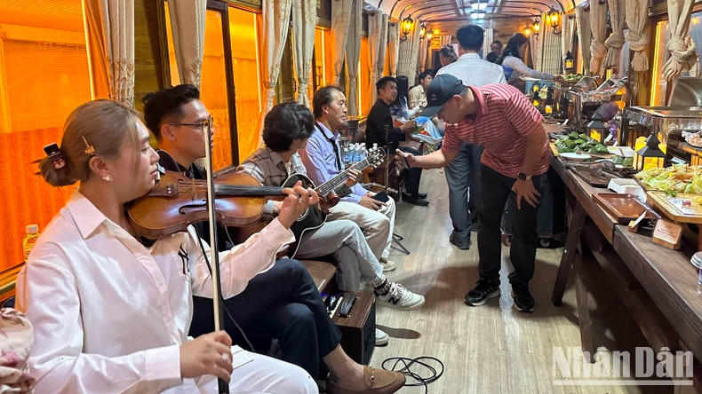 On the night train journey from Da Lat Station to Tram Mat Station, tourists can enjoy music and dinner upon request