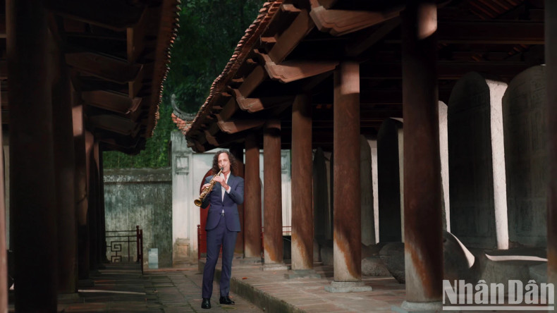 The sound of the saxophone resounds in the midst of a place that preserves the beauty of religion and studious tradition of the nation. The sound of the saxophone resounds in the midst of a place that preserves the beauty of religion and studious tradition of the nation.