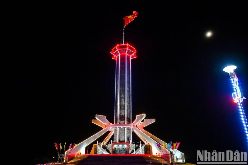 In the evening, visitors can stroll along the clean, well-maintained roads, breathing in the fresh air and admiring the night scene of Con Co Island, which is peaceful and quiet, yet filled with romance. In the evening, visitors can stroll along the clean, well-maintained roads, breathing in the fresh air and admiring the night scene of Con Co Island, which is peaceful and quiet, yet filled with romance.