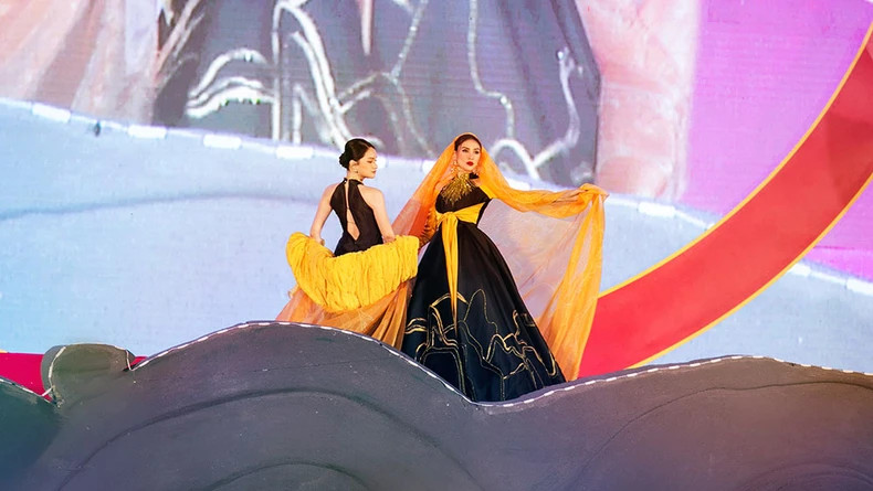 Models Huong Giang and Vo Hoang Yen at the programme. (Photo: KIENG CAN) Models Huong Giang and Vo Hoang Yen at the programme. (Photo: KIENG CAN)