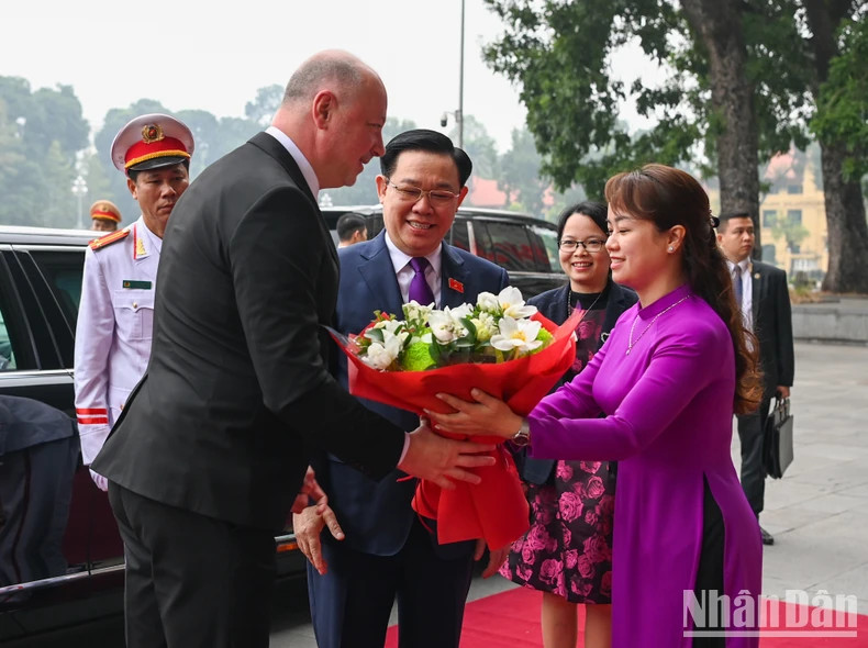 Staff of the NA Office presents flowers to welcome Speaker of the NA of Bulgaria Rossen Dimitrov Jeliazkov. Staff of the NA Office presents flowers to welcome Speaker of the NA of Bulgaria Rossen Dimitrov Jeliazkov.