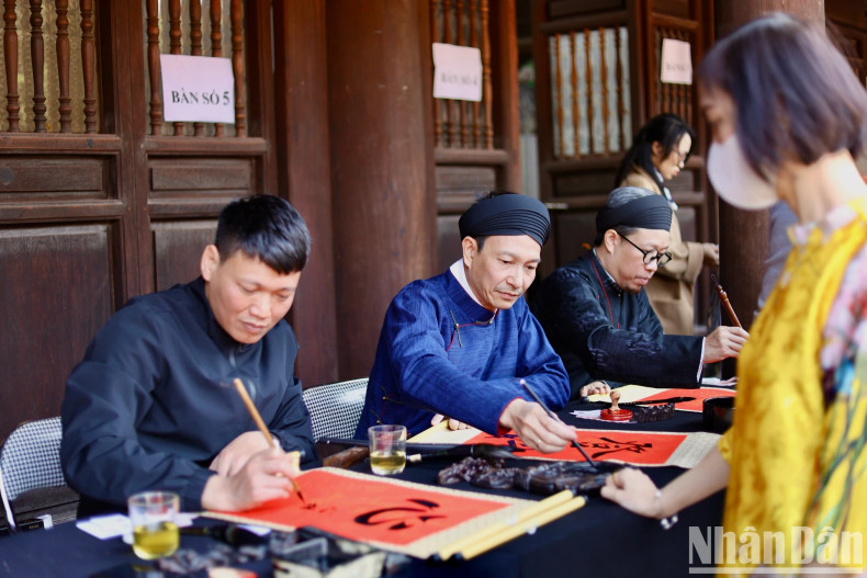 Calligraphers are writing and giving letters to visitors. This is the activity that tourists are most interested in when coming to the Temple of Literature. Calligraphers are writing and giving letters to visitors. This is the activity that tourists are most interested in when coming to the Temple of Literature.