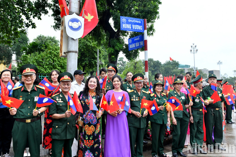 Hanoi citizens welcome Lao Party General Secretary and President Thongloun Sisoulith.