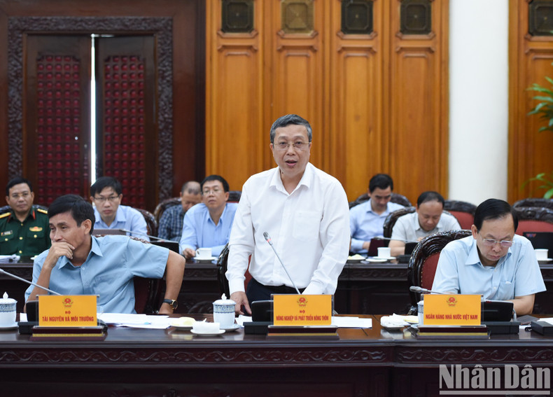 A representative from the Ministry of Agriculture and Rural Development speaks at the meeting.