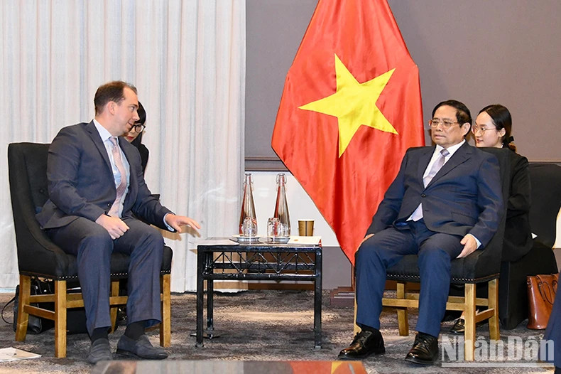 PM Pham Minh Chinh (R) receives Oliver Kleinhempel, Chairman & Non-executive Director of EQ Resources. (Photo: NDO)