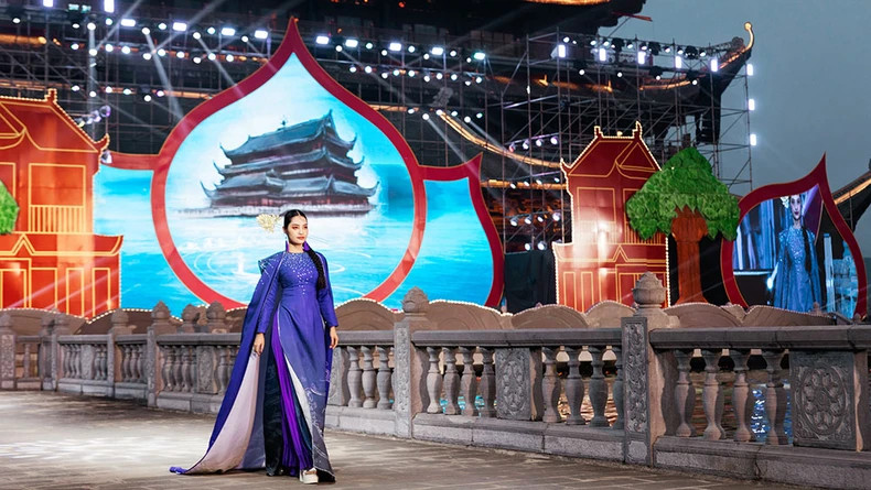 Miss Nong Thuy Hang in a design at the programme. (Photo: KIENG CAN) Miss Nong Thuy Hang in a design at the programme. (Photo: KIENG CAN)