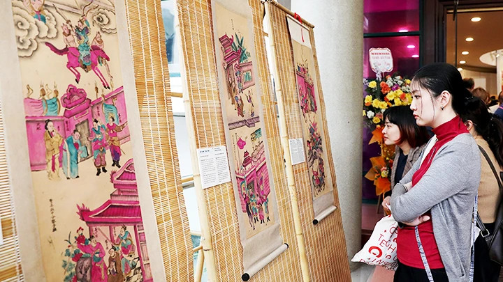 The exhibition on Hang Trong paintings features 40 paintings in 10 sets of Hang Trong paintings associated with folk tales, which were collected by painter Phan Ngoc Khue. They represent ancient stories in the cultural and spiritual life of Vietnamese people. The chronology of the displayed paintings is said to be from the 19th century to before 1945. They are showcased at the Vietnam Women’s Museum in Hanoi until March 31. The exhibition on Hang Trong paintings features 40 paintings in 10 sets of Hang Trong paintings associated with folk tales, which were collected by painter Phan Ngoc Khue. They represent ancient stories in the cultural and spiritual life of Vietnamese people. The chronology of the displayed paintings is said to be from the 19th century to before 1945. They are showcased at the Vietnam Women’s Museum in Hanoi until March 31.