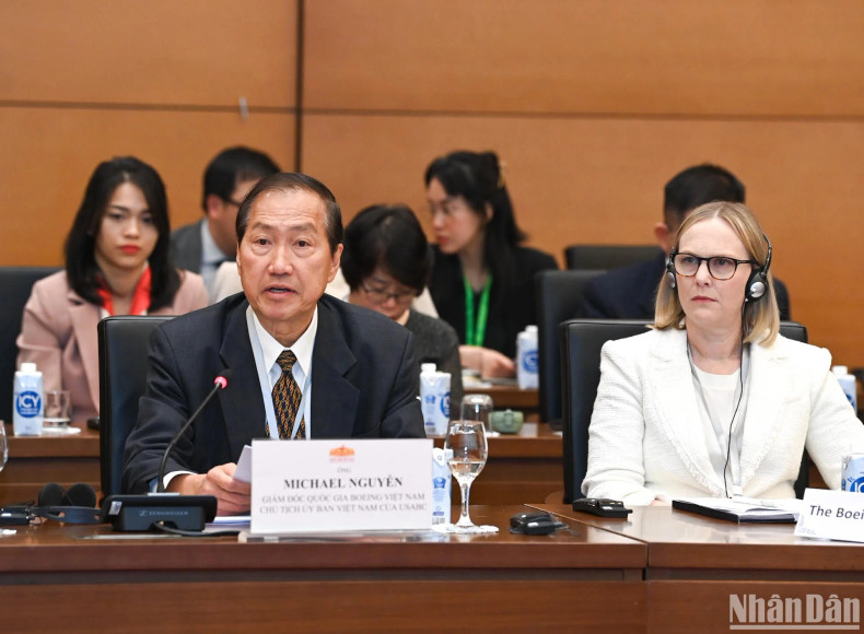 Country Director of Boeing Vietnam Michael Nguyen speaks at the meeting.