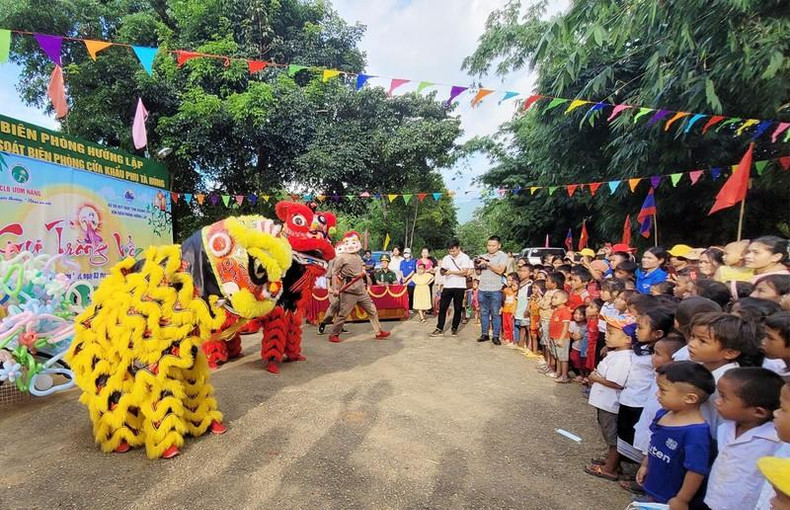 Children enjoys a performance of dragon dance. (Photo: NDO) Children enjoys a performance of dragon dance. (Photo: NDO)