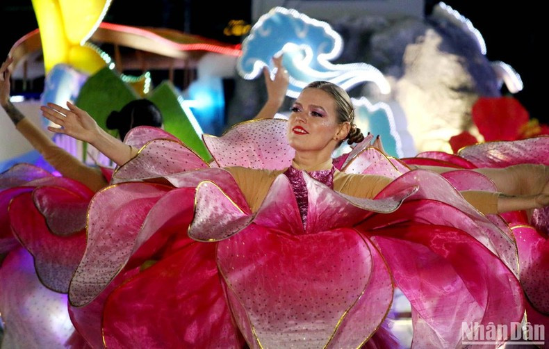 The dancers wear costumes featuring the typical flowers of Da Lat City. (Photo: NDO)