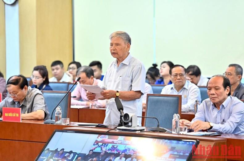 A voter from Dong Da District makes a petition to the National Assembly deputies of Hanoi.