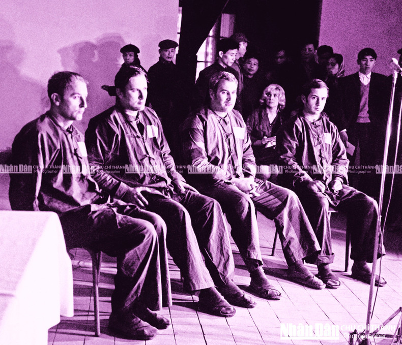 American pilots were brought to an international press conference held at Hung Vuong Club on the evenings of December 28 and 30, 1972, under the presence of various domestic and foreign reporters. American pilots were brought to an international press conference held at Hung Vuong Club on the evenings of December 28 and 30, 1972, under the presence of various domestic and foreign reporters.