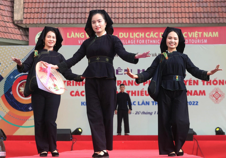 The traditional costumes of the Tay people