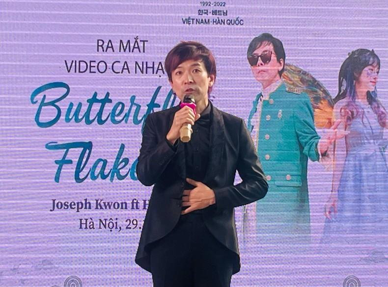 Artist Joseph Quyen speaks at the launching ceremony of the MV. (Photo: NDO)
