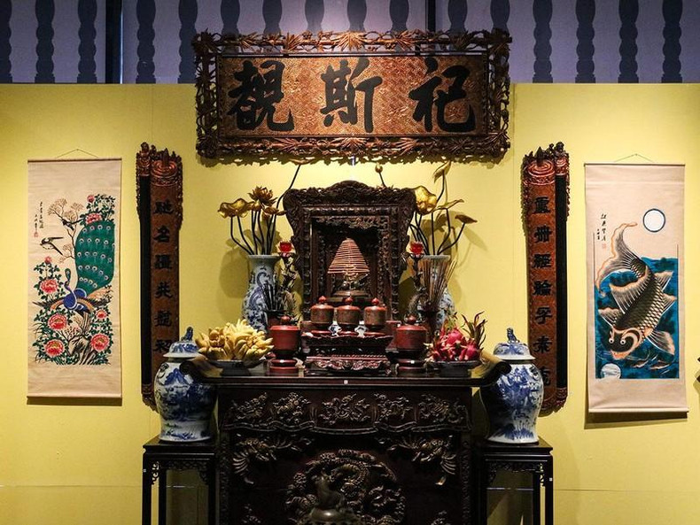 The traditional altar space of Hanoians has been preserved and handed down. The altar is usually placed in a solemn place and in the centre of the house to worship gods, ancestors and the deceased.