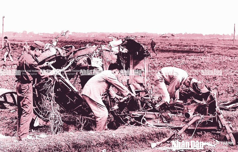 American pilots were brought to an international press conference held at Hung Vuong Club on the evenings of December 28 and 30, 1972, under the presence of various domestic and foreign reporters. American pilots were brought to an international press conference held at Hung Vuong Club on the evenings of December 28 and 30, 1972, under the presence of various domestic and foreign reporters.