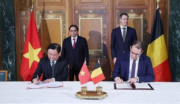 Prime Minister Pham Minh Chinh and his Belgian counterpart Alexander De Croo witness the signing of several cooperation agreements. (Photo: VNA)